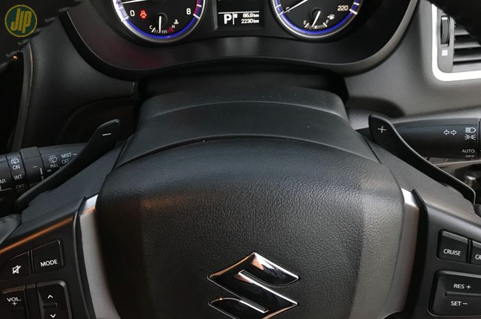 Kemudi Suzuki SX4 S-Cross dilengkapi paddle-shift