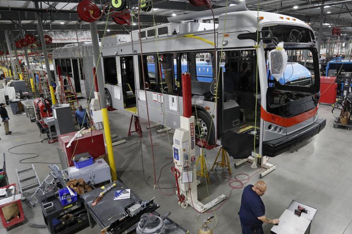 Produsen mobil listik asal China, BYD dikabarkan membuat lima juta masker per hari untuk melawan virus Corona.