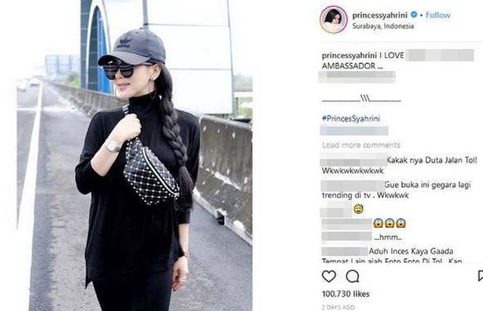 Syahrini berfoto di jalan tol, tepatnya di ruas jalan Tol Waru-Juanda di Surabaya, Jawa Timur