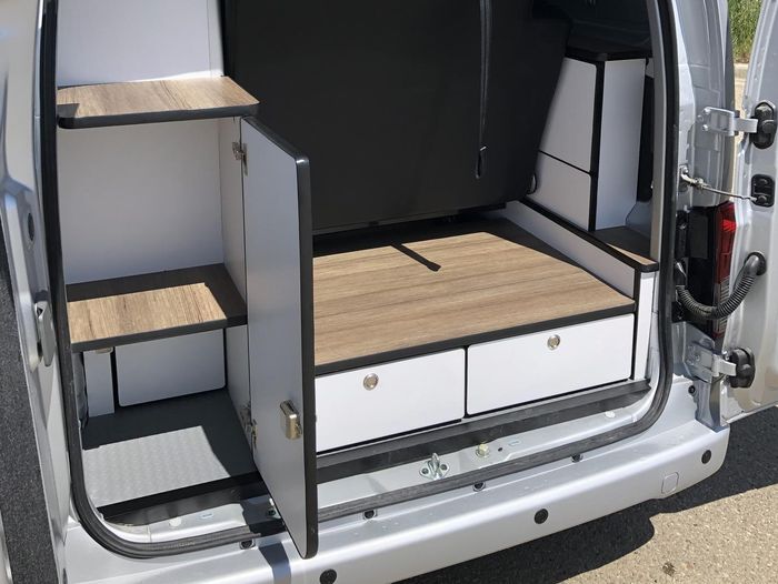 Terdapat ruang penyimpanan ekstra di bagian belakang Nissan Evalia