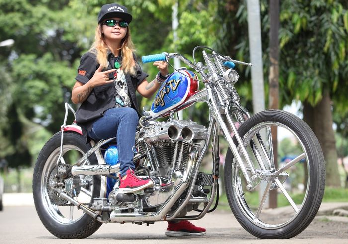 Awie dengan motornya yang dimodifikasi ala chopper