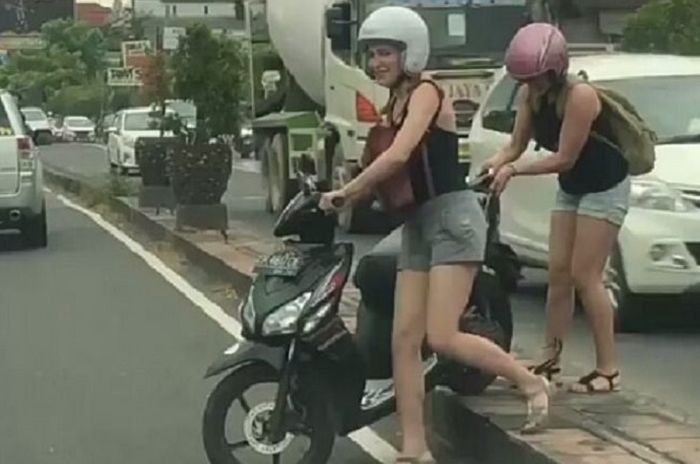 Ilustrasi, dua orang bule melanggar lalu lintas saat naik motor, Polda Bali peringatkan pemilik usaha rental motor.