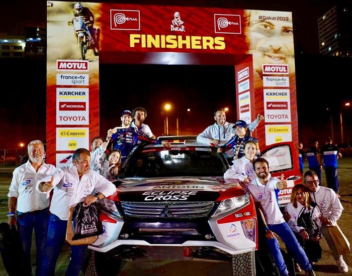 Cristina Gutierrez (pakaiab balap warna biru sebelah kiri) membawa Mitsubishi Eclipse Cross masuk finish Reli Dakar 2019 di Peru