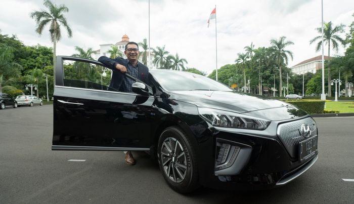 Gubernur Jawa Barat, Ridwan Kamil, menerima secara resmi tiga unit mobil listrik  Hyundai dan akan memanfaatkannya sebagai mobil operasional dinas Pemprov Jabar.