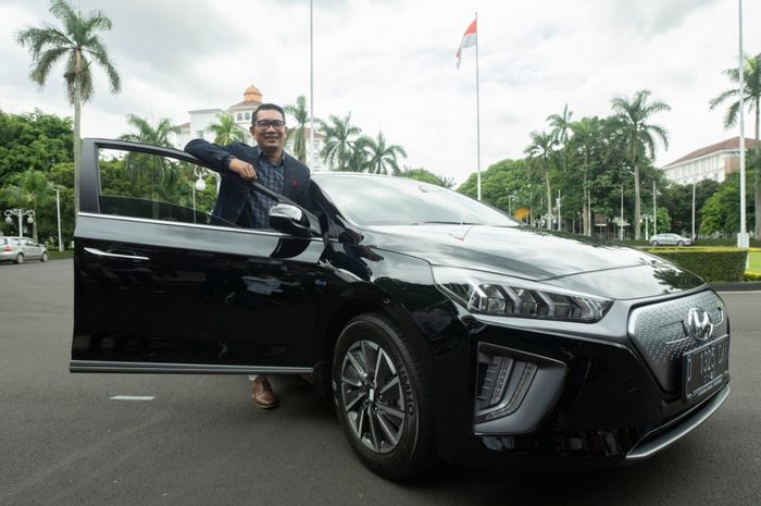Gubernur Jawa Barat, Ridwan Kamil, menerima secara resmi tiga unit mobil listrik  Hyundai dan akan memanfaatkannya sebagai mobil operasional dinas Pemprov Jabar.