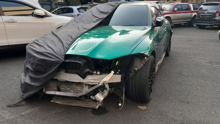 BMW M4 alami kecelakaan tabrak pembatas jalan