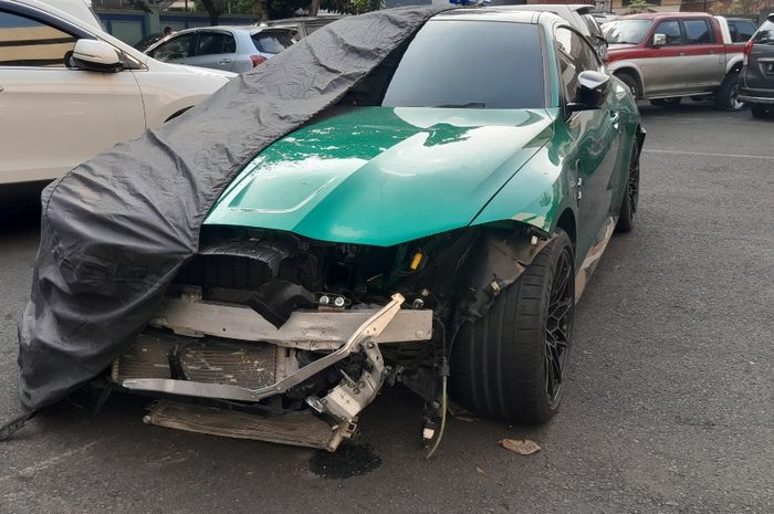 BMW M4 alami kecelakaan tabrak pembatas jalan