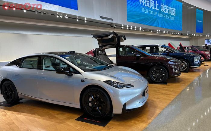 Line up mobil yang dipajang di pabrik GAC 