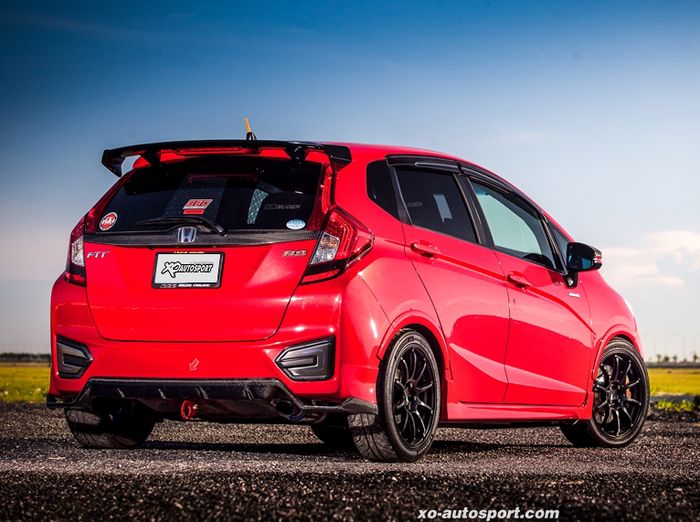 Tampilan belakang modifikasi Honda Jazz GK5 tampil JDM bergaya street racing