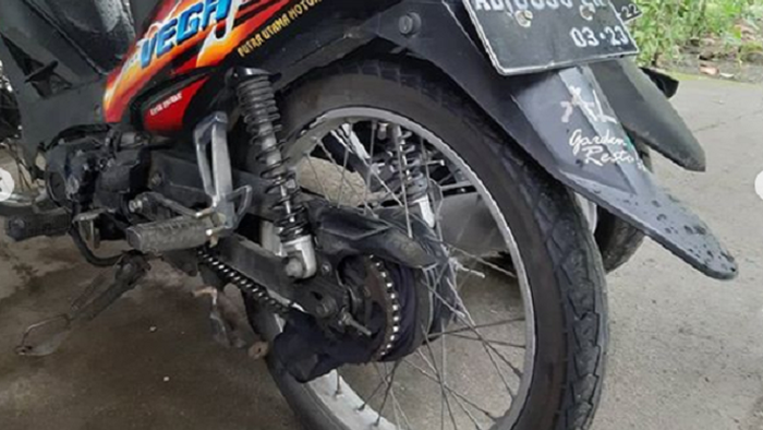 Seorang pembonceng wanita terjatuh karena rok yang dipakai terlilit gir motor