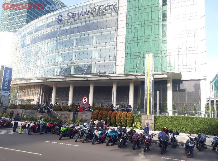 Para biker berkumpul di Senayan City saat Sunmori, Minggu (28/2/2021)