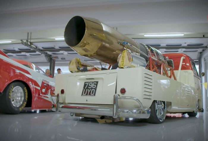 Tampilan belakang VW Kombi Bermesin Jet Viper 535