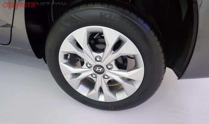Hyundai New Stargazer 2023 tipe Active sekarang sudah menggunakan pelek aluminium alloy, sebelumnya pelek kaleng