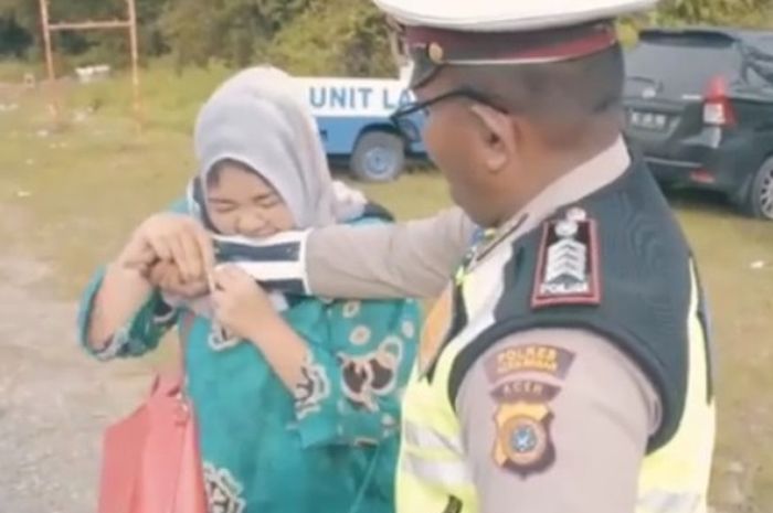 Lagi ibu-ibu nggak terima ditilang karena tidak kenakan helm malah menggigi polisi