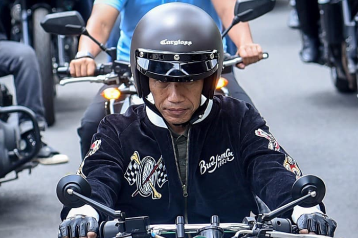 Jokowi memakai jaket Raw Type Riot x Bubur Ayam Racer saat riding di Bandung, Minggu (11/11/2018).