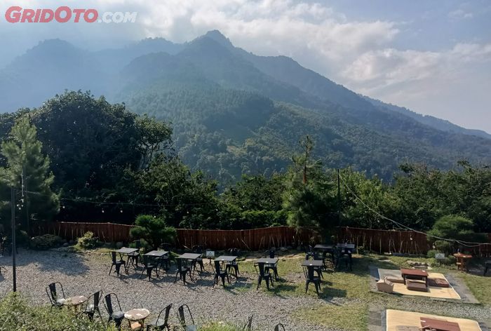Makan siang Instagramable di Restoran Arunika Eatery Kuningan dengan pemandangan landscape Gunung Ciremai dan bukit