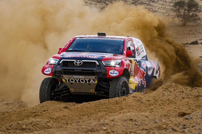 Nasser Al-Attiyah mengendarai Toyota Hilux tim Toyota Gazoo Racing tercepat di Stage Prologue Reli Dakar 2021