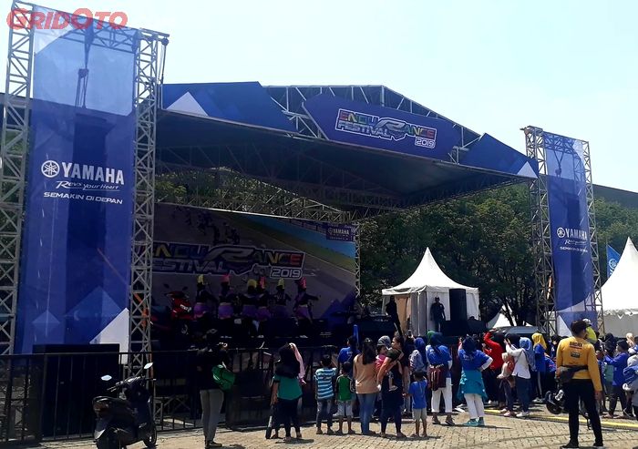 Panggung hiburan bagi pengunjung Yamaha Endurance Festival