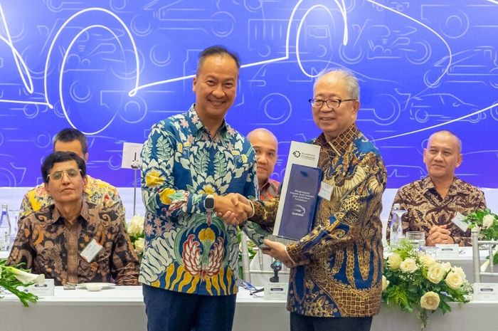 (ilustrasi) Menteri Perindustrian Agus Gumiwang Kartasasmita dan Ketua Umum Gabungan Industri Kendaraan Bermotor Indonesia (Gaikindo) Yohannes Nangoi, dalam sebuah kesempatan dinner