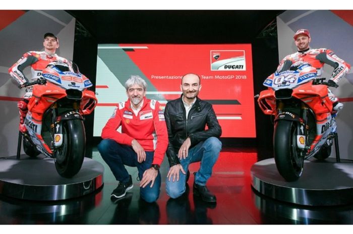 Claudio Domenicali (kanan jongkok) respon kejadian MotoGP Spanyol