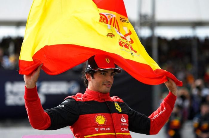 Kemenangan pertama di kelas tertinggi bagi Carlos Sainz Jr ia raih saat F1 Inggris 2022 yang berjalan dengan penuh drama. 