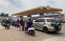 Stok BBM Tersedia, Antrean di SPBU Shell Ini Langsung Mengular
