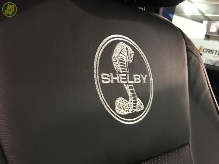 Logo Shelby juga dibordir di jok