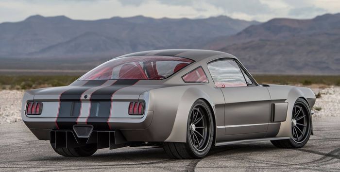 Ford Mustang 1965 dengan body custom dan lebar 