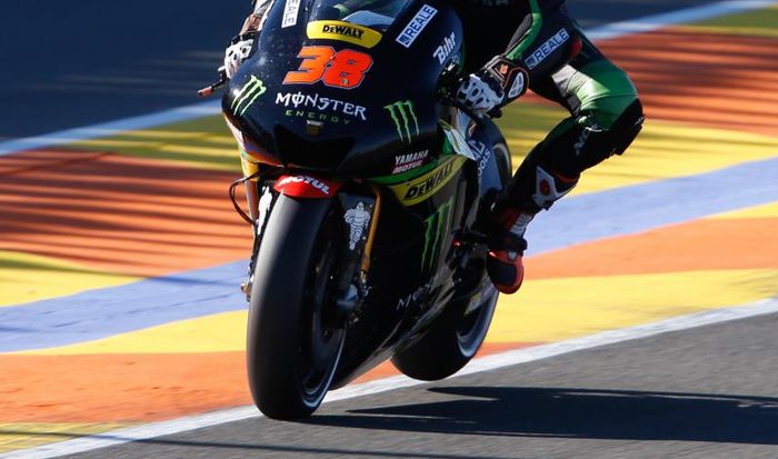 Ban belakang Bradley Smith (saat masih bersama Yamaha Tech 3) terangkat saat melakukan trail braking