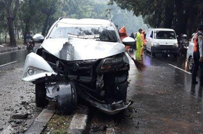 Toyota Rush berpelat B 2773 TRQ yang menabrak median dan tiang PJU di Jalan R.S Soekanto, Duren Sawit, Jakarta Timur, Sabtu (26/3/2022). 