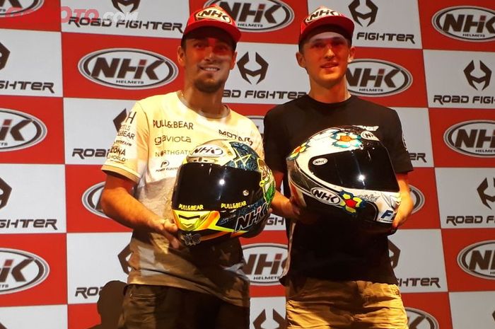 Karel Abraham dan Jules Danilo memegang helm NHK GP-RTECH yang akan digunakan pada kejuaraan nanti