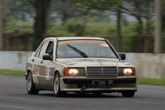 Ilustrasi Mercedes-Benz E200 W124 yang ikut balap ISSOM