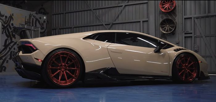 Lamborghini Huracan dipasok pelek ADV.1 warna merah