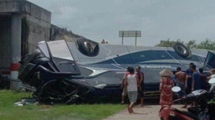 Kecelakaan bus PO New Shantika di Tol Trans Jawa KM 320+800