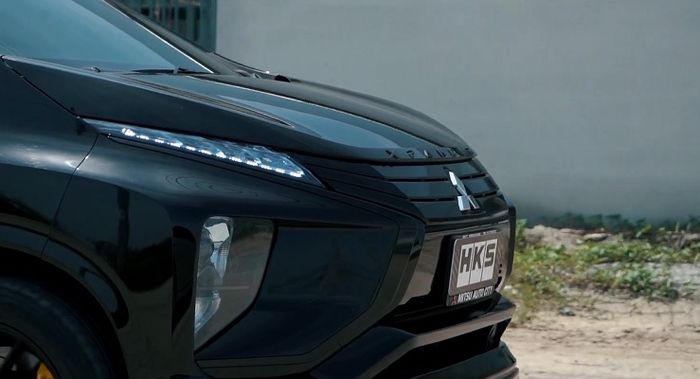 Aksen krom di bodi modifikasi Mitsubishi Xpander diberi lapisan warna hitam