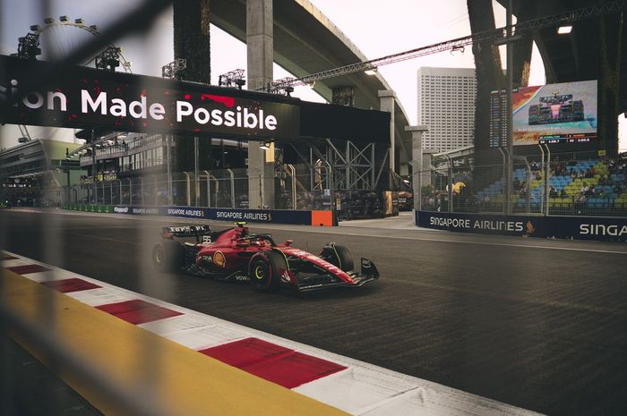 Carlos Sainz memimpin FP3 F1 Singapura 2023