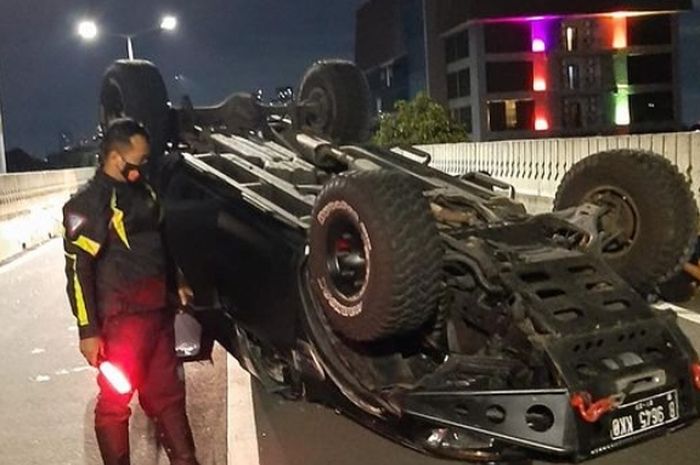 Ford Ranger alami kecelakaan di jalan layang non tol antasari