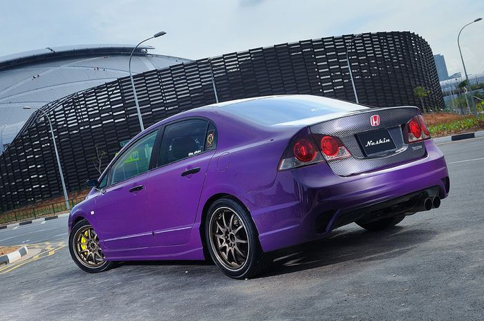 Tampilan belakang Honda Civic FD1 pakai body kit simpel dan aksen serat karbon