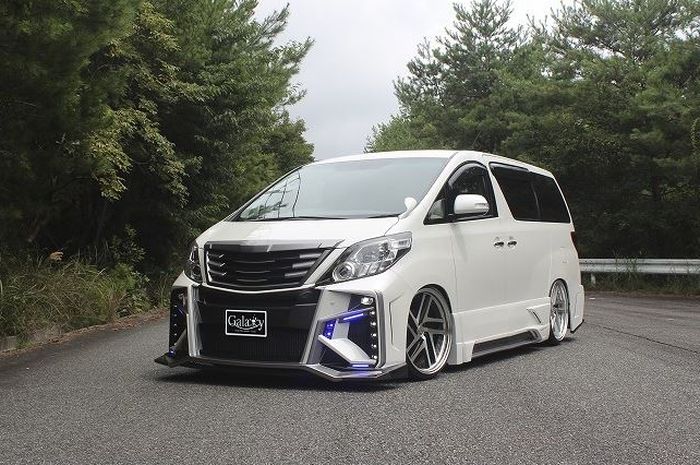 Modifikasi Toyota Alphard lama tampil agresif hasil garapan Blackpearl, Jepang