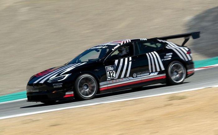 Modifikasi Tesla Model S Plaid saat diuji di Sirkuit Laguna Seca