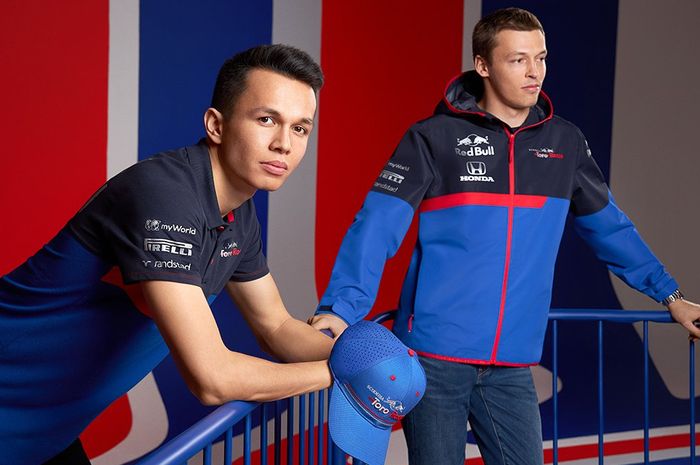 Pendatang baru Alexander Albon (kiri) menemari Daniil Kvyat (kanan) untuk tim Toro Rosso di F1 2019