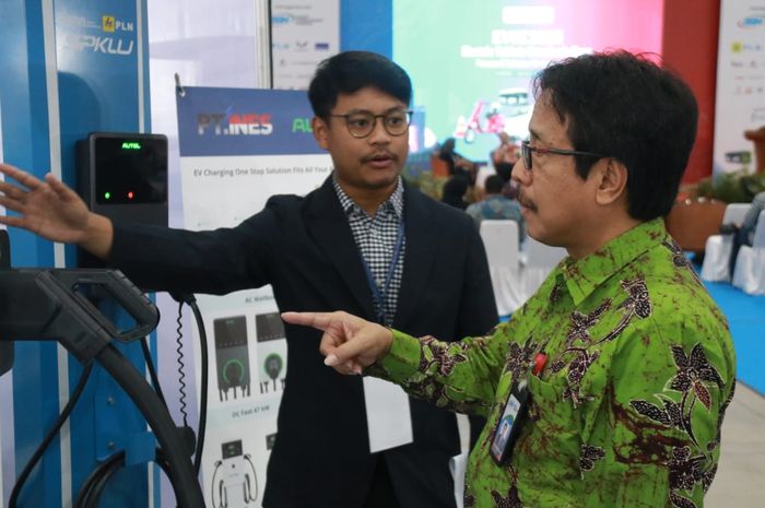 Ketua BSN, Kukuh S. Achmad (kanan) di pameran EVSE 2023.