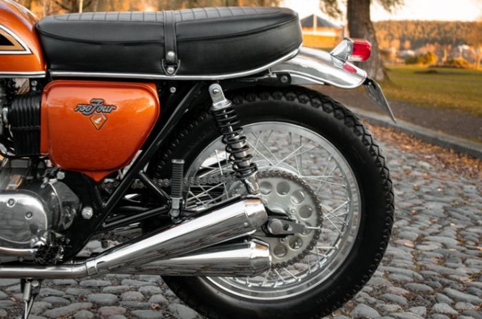 Kaki belakangnya memakai swingarm CB550 dan shock YSS