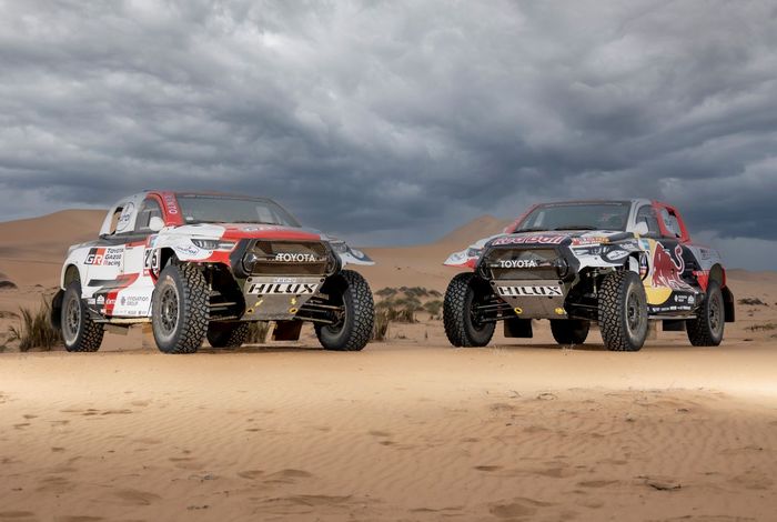 Tim Toyota Gazoo Racing menurunkan Toyota GR DKR Hilux T1+ yang sudah diperbarui di Reli Dakar 2023 Arab Saudi