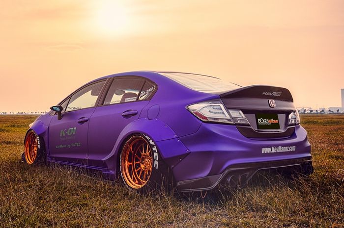 Modifikasi Honda Civic Si ungu juga ditopang kaki kandas dan kabin sporty