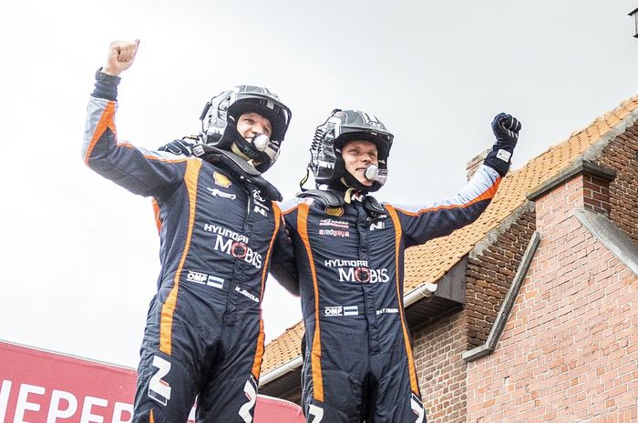 Ott Tanak (kanan) dan co-driver Matin Jarveoja menang di Reli Belgia 2022
