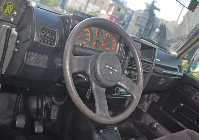 Dasbor Suzuki Jimny dimodifikasi dan dipasangi setir milik Jimny JB31. 
