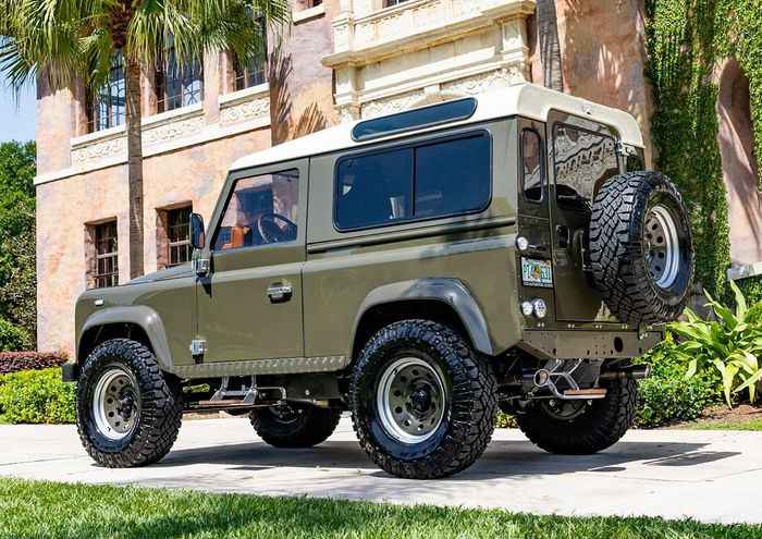 Restomod Land Rover Defender D90 1988 tetap klasik seperti mobil baru