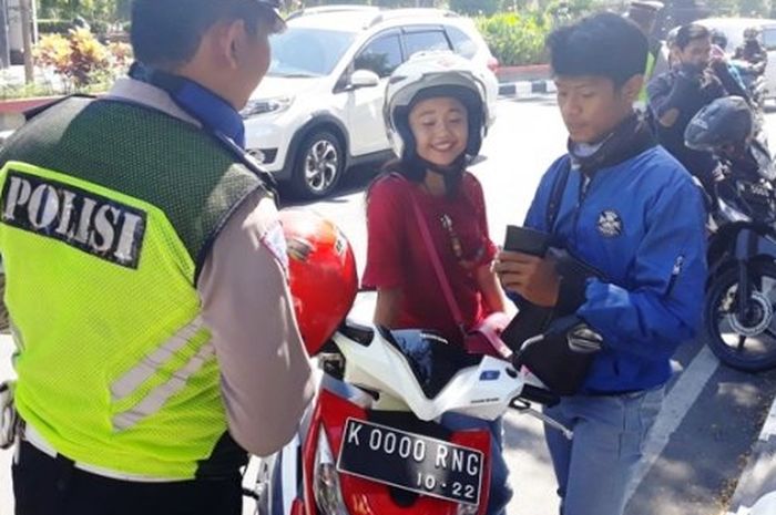 Pelat nomor tidak sesuai peraturan