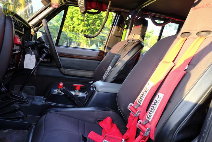Jok Jeep Cherokee ini memakai karya putra daerah dengan merk Mastercrab, tiruan dari Mastercraft. Safety belt tetap menggunakan Crow Enterprizes.